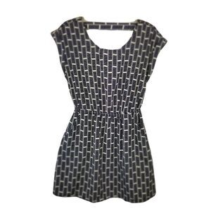 PINK ROSE POLYESTER DRESS. SIZE S. Side pockets. Sleeveless scoop neckline.